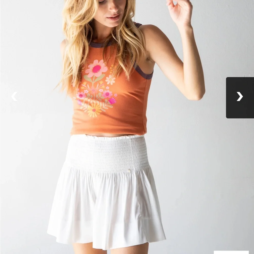 NWT Natural Life Daisy Skort Shorts Medium White Smocked Waist Shiny Lightweight - Picture 5 of 9
